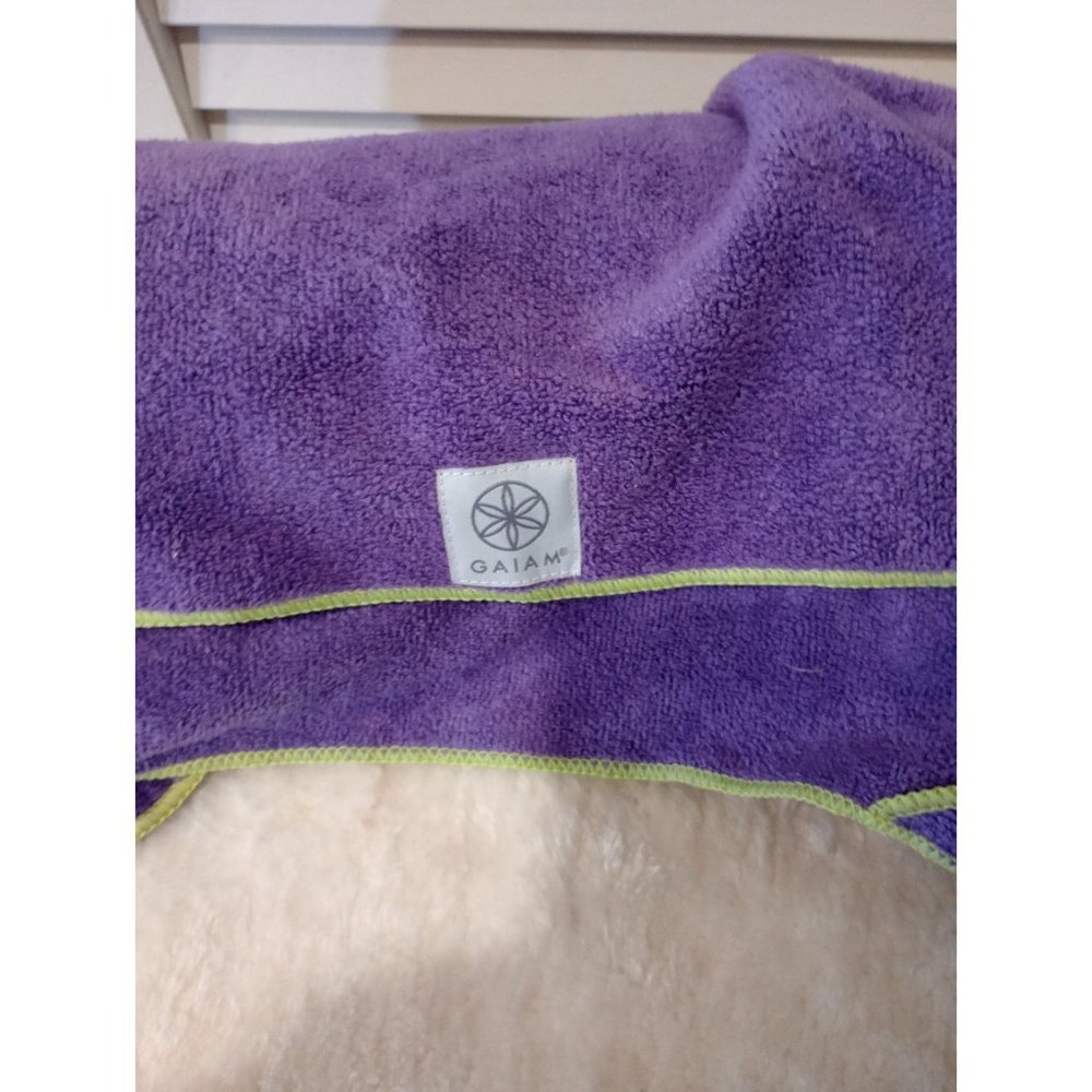 Gaiam Yoga Mat Towel - Non Slip Moisture Wicking Sweat Absorben - Picture 2 of 3